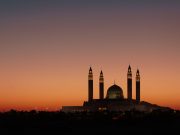 Adab dan Keutamaan Mengiringi Jenazah (Bag.1)